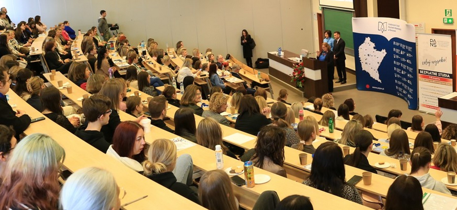 zdjęcie uczestników konferencji z auli